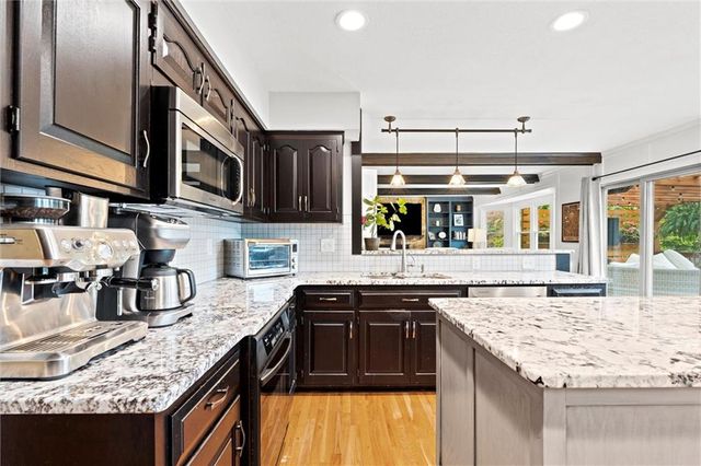 8110 W 117th Street, Overland Park, KS 66210