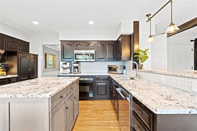 8110 W 117th Street, Overland Park, KS 66210