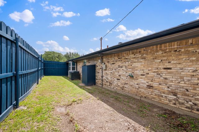901 Lancaster Park Drive, Lancaster, TX 75146