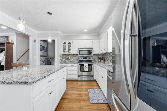 6009 EARNSHAW Street, Shawnee, KS 66216