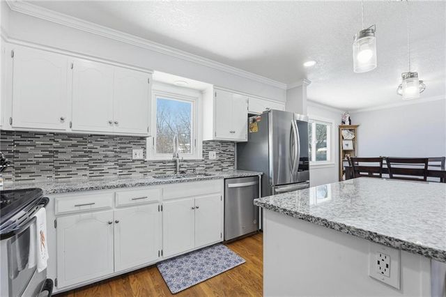 6009 EARNSHAW Street, Shawnee, KS 66216