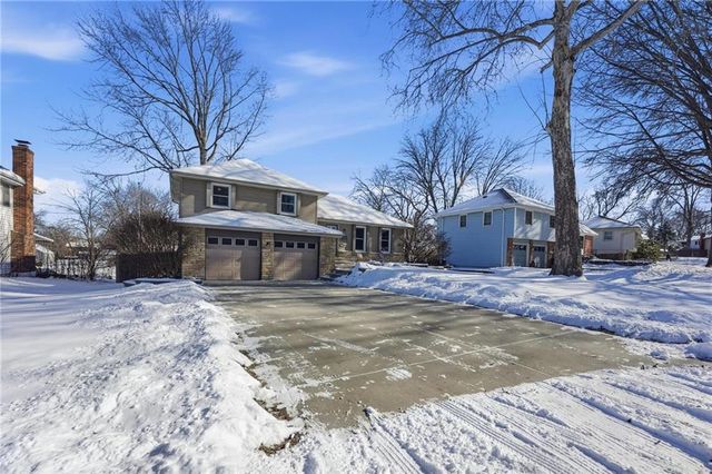 6009 EARNSHAW Street, Shawnee, KS 66216