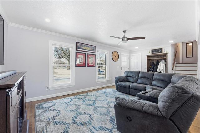 6009 EARNSHAW Street, Shawnee, KS 66216