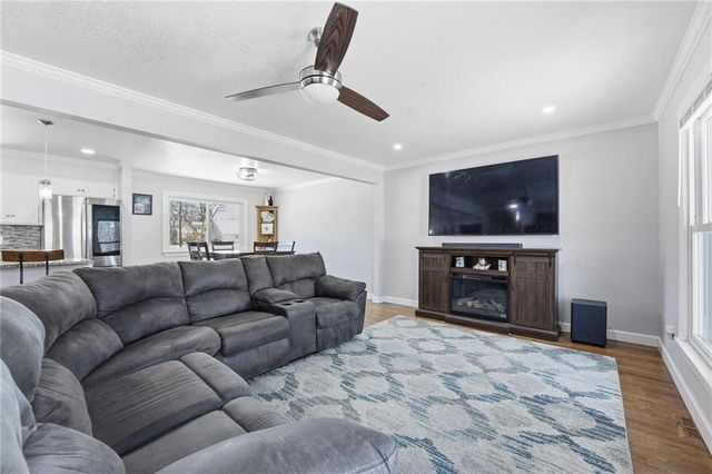 6009 EARNSHAW Street, Shawnee, KS 66216