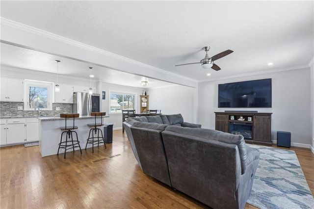 6009 EARNSHAW Street, Shawnee, KS 66216