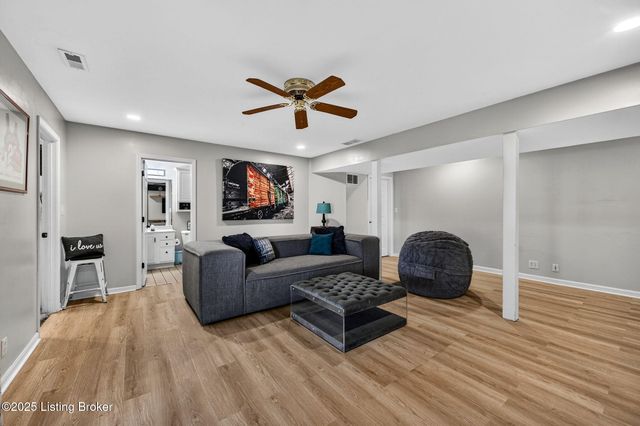 1109 Barbizon Dr, Goshen, KY 40026