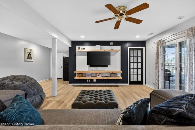 1109 Barbizon Dr, Goshen, KY 40026