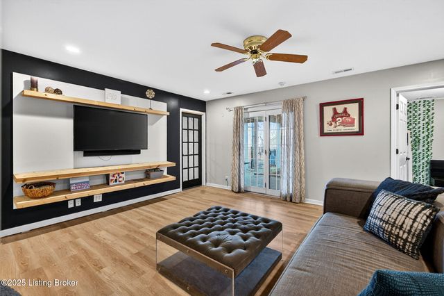 1109 Barbizon Dr, Goshen, KY 40026