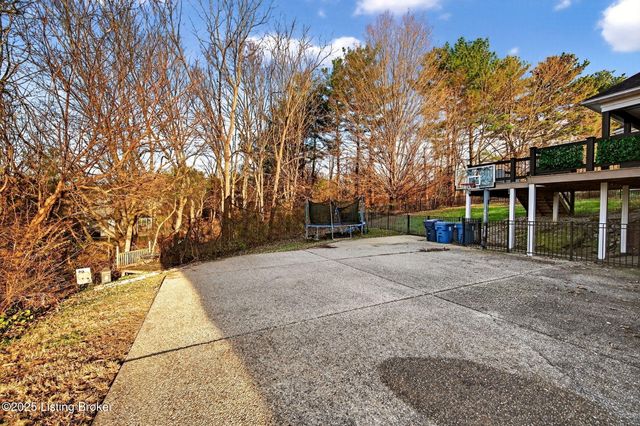 1109 Barbizon Dr, Goshen, KY 40026