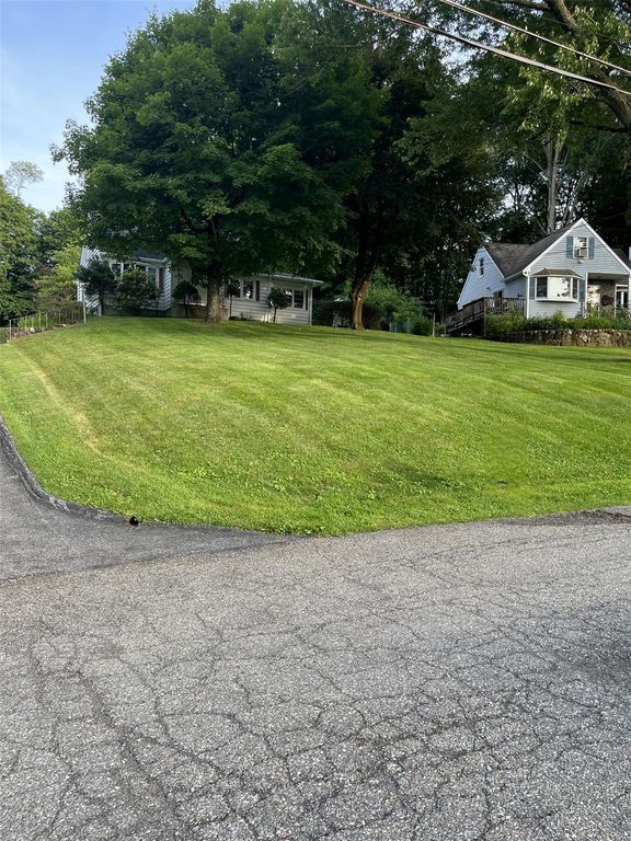 11 Crescent Drive, Cortlandt Manor, NY 10567