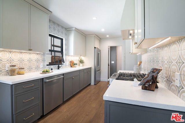 6417 Lindenhurst Avenue, Los Angeles, CA 90048