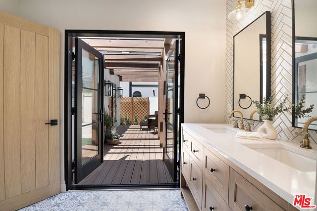 6417 Lindenhurst Avenue, Los Angeles, CA 90048
