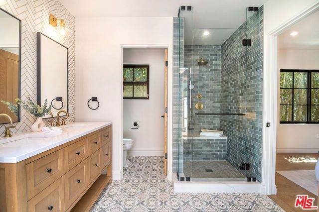 6417 Lindenhurst Avenue, Los Angeles, CA 90048