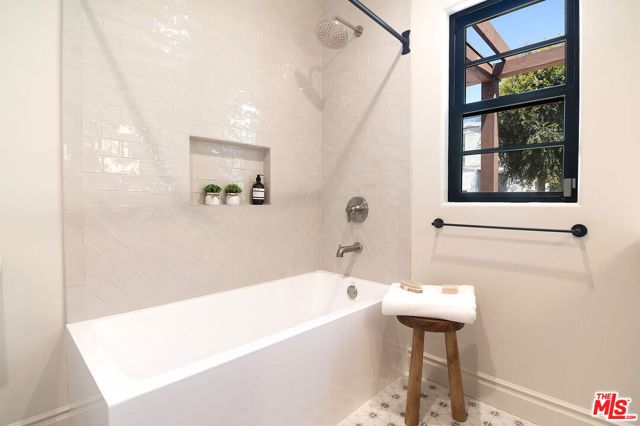 6417 Lindenhurst Avenue, Los Angeles, CA 90048