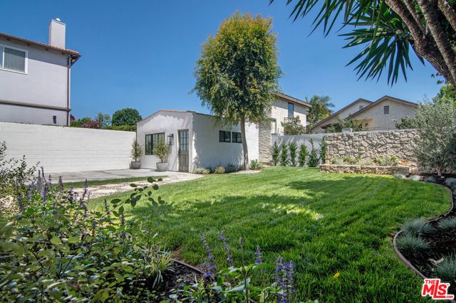 6417 Lindenhurst Avenue, Los Angeles, CA 90048