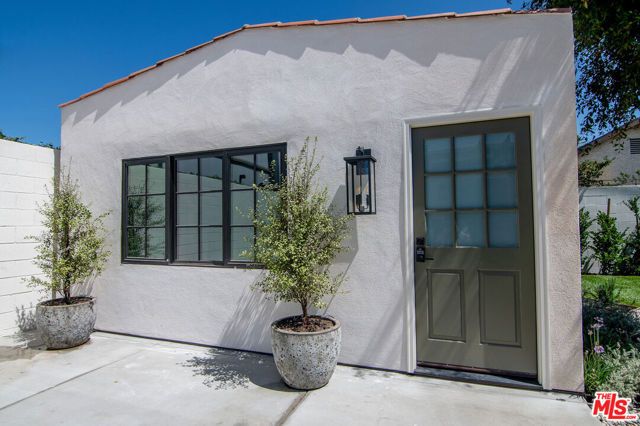 6417 Lindenhurst Avenue, Los Angeles, CA 90048