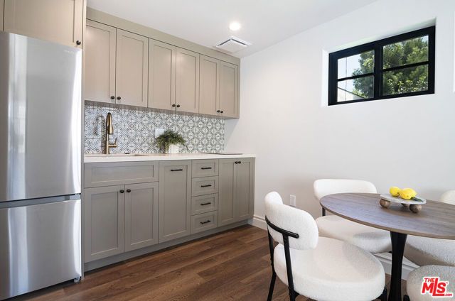 6417 Lindenhurst Avenue, Los Angeles, CA 90048