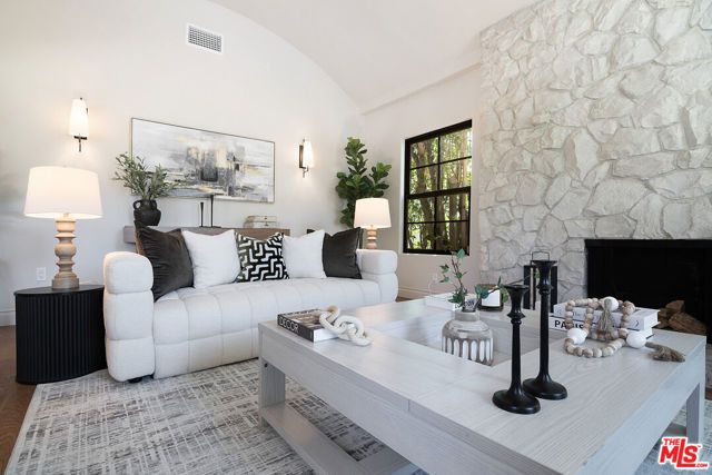 6417 Lindenhurst Avenue, Los Angeles, CA 90048