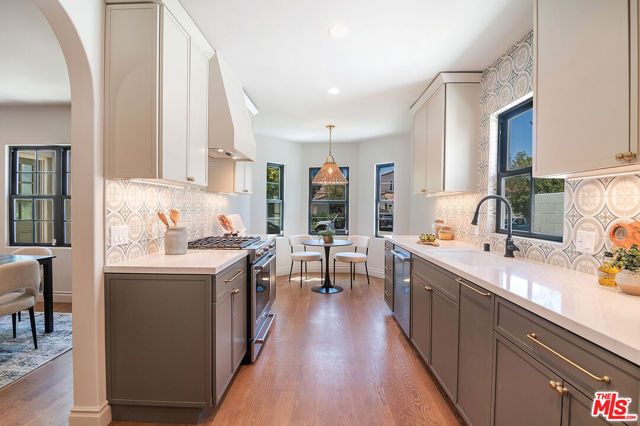 6417 Lindenhurst Avenue, Los Angeles, CA 90048