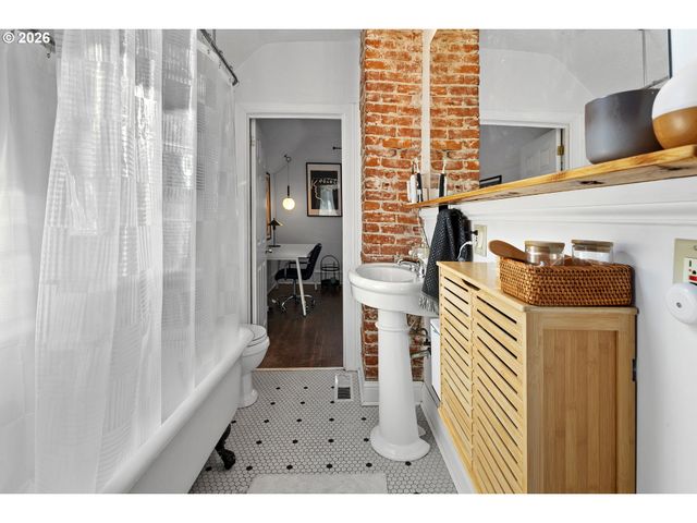 427 N SKIDMORE St, Portland, OR 97217