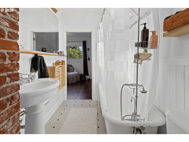 427 N SKIDMORE St, Portland, OR 97217