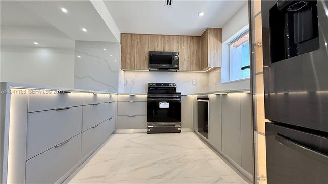 3826 NE 171st St 3826, North Miami Beach, FL 33160