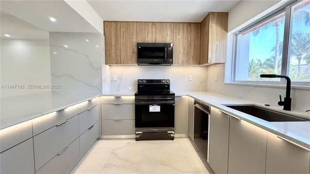 3826 NE 171st St 3826, North Miami Beach, FL 33160