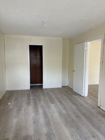 1956 N Spruce Ave, Wichita, KS 67214