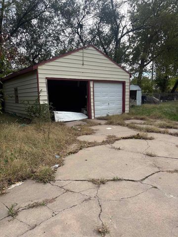 1956 N Spruce Ave, Wichita, KS 67214