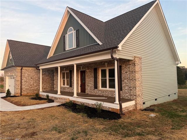 1622 Country Club Road, Yadkinville, NC 27055