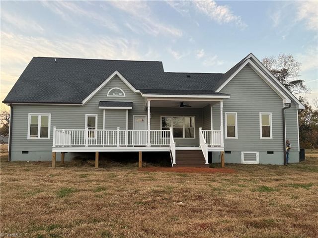 1622 Country Club Road, Yadkinville, NC 27055