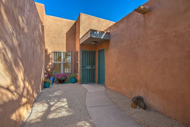 2602 Los Tomases Drive NW, Albuquerque, NM 87107