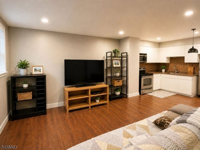 45 Hussa St 3, Linden City, NJ 07036