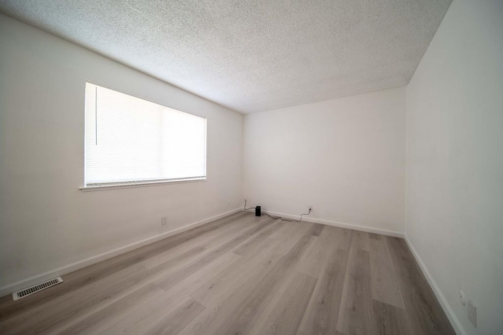 Image 11 of property listing at 2585 W Fairmont Avenue # 101, Fresno, CA 93705