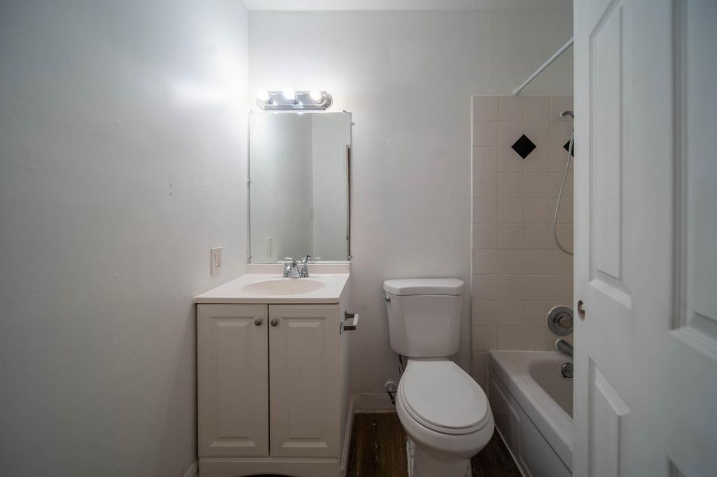 Image 14 of property listing at 2585 W Fairmont Avenue # 101, Fresno, CA 93705