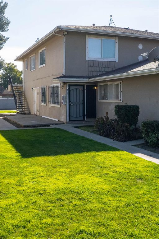 Image 2 of property listing at 2585 W Fairmont Avenue # 101, Fresno, CA 93705