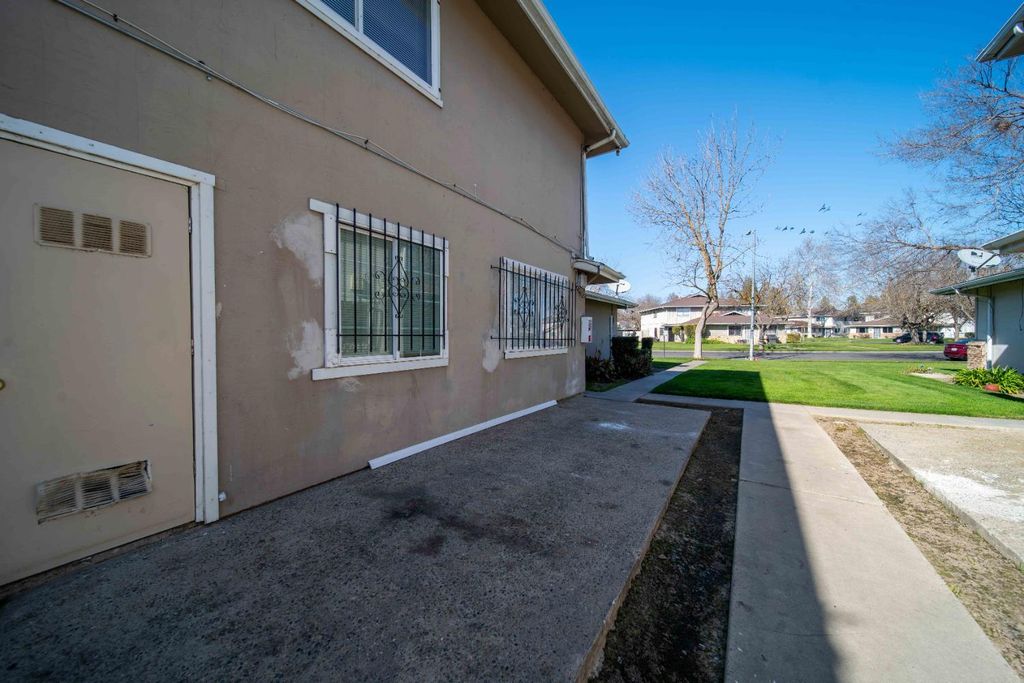 Image 21 of property listing at 2585 W Fairmont Avenue # 101, Fresno, CA 93705
