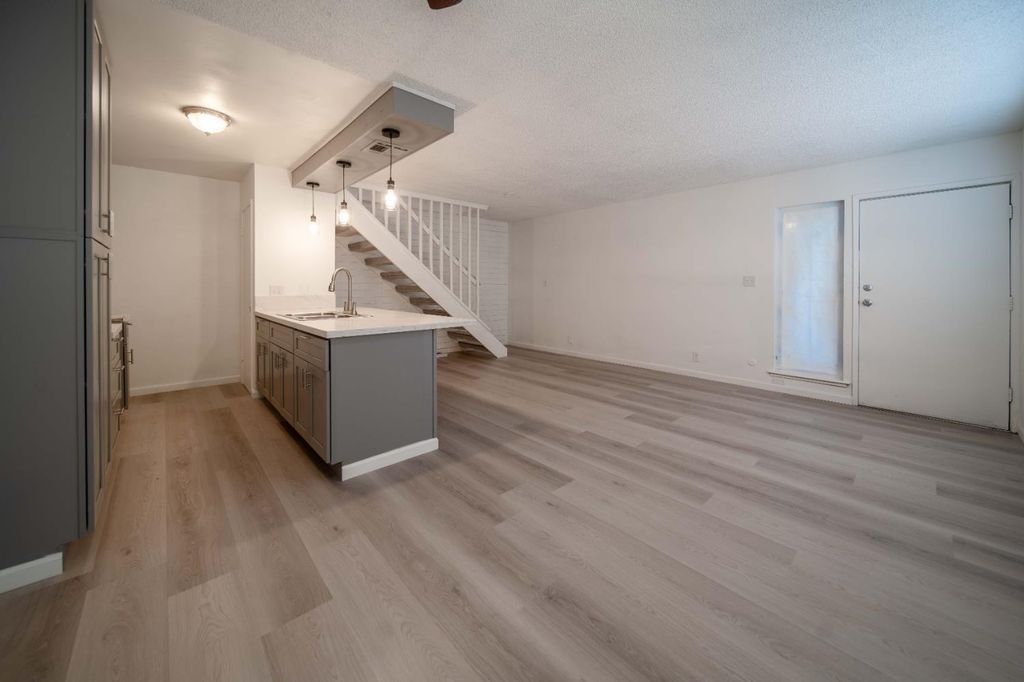 Image 4 of property listing at 2585 W Fairmont Avenue # 101, Fresno, CA 93705