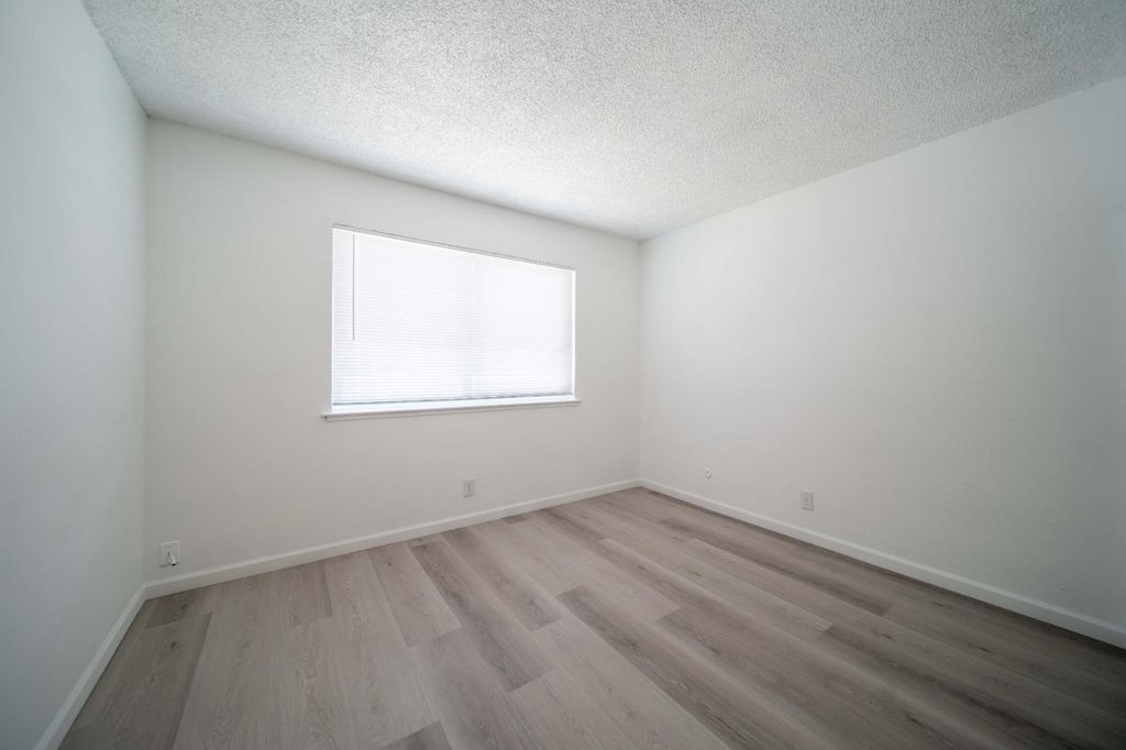 Image 9 of property listing at 2585 W Fairmont Avenue # 101, Fresno, CA 93705