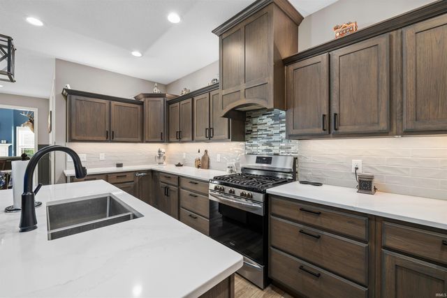 2112 Lawsons Cove, Fort Wayne, IN 46808