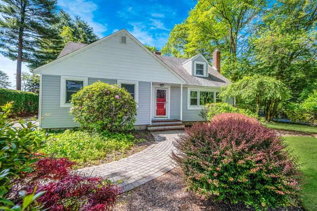 10 Clearbrook Drive, Smithtown, NY 11787