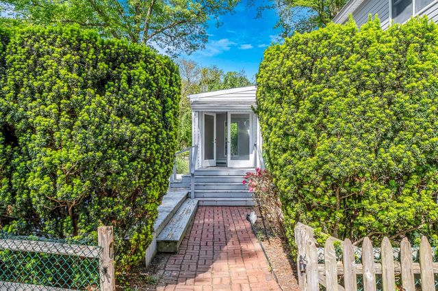 10 Clearbrook Drive, Smithtown, NY 11787