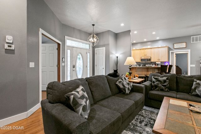 2013 E Whitney Way, Joplin, MO 64801