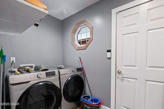 2013 E Whitney Way, Joplin, MO 64801