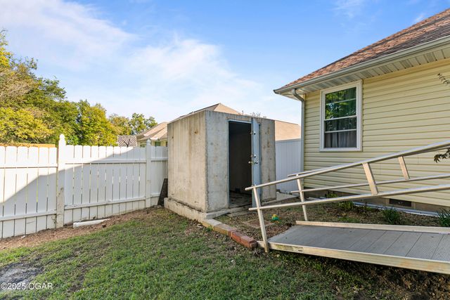 2013 E Whitney Way, Joplin, MO 64801