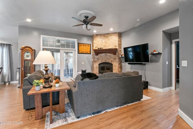 2013 E Whitney Way, Joplin, MO 64801