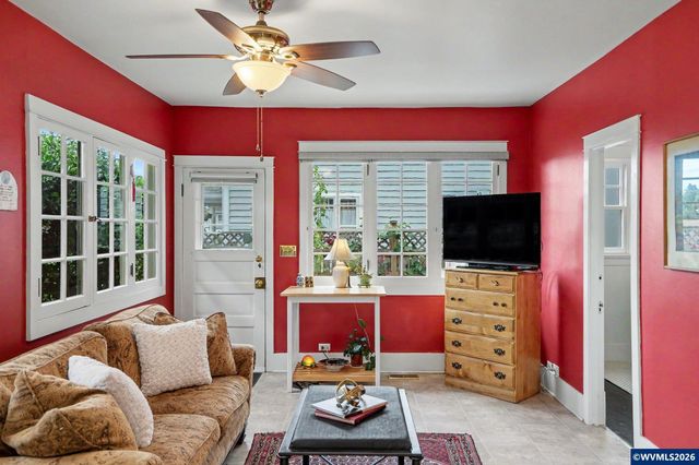 1496 Court St NE, Salem, OR 97301