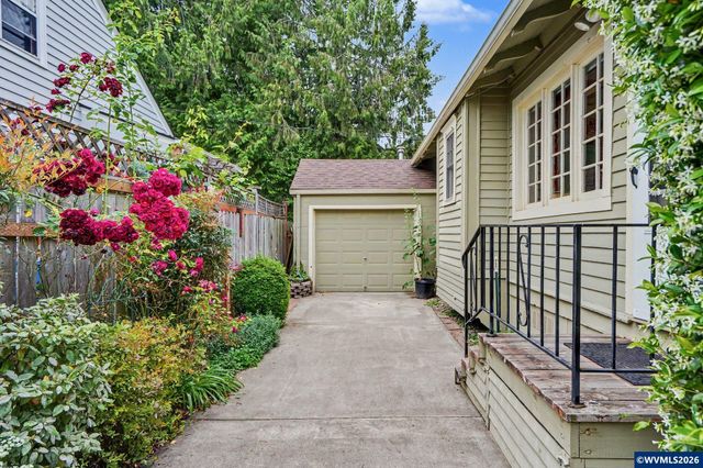 1496 Court St NE, Salem, OR 97301