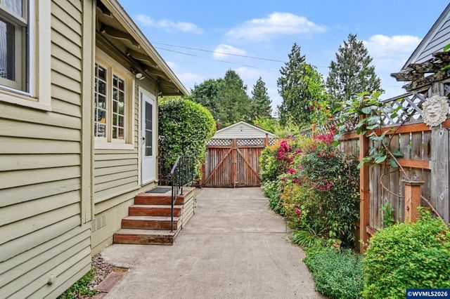 1496 Court St NE, Salem, OR 97301