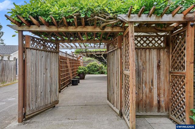 1496 Court St NE, Salem, OR 97301